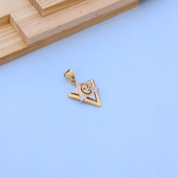 Gold-Plated Star Pendant with American Diamonds – Artistic Face Motif