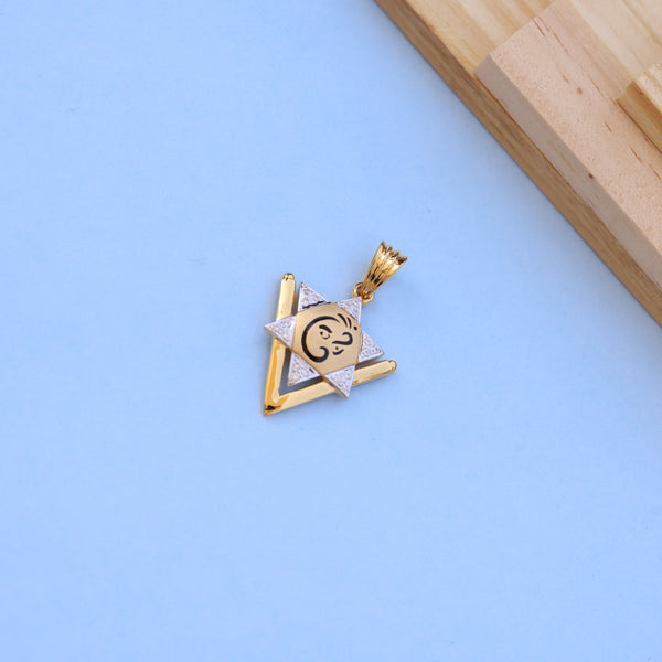 Gold-Plated Star Pendant with American Diamonds – Artistic Face Motif