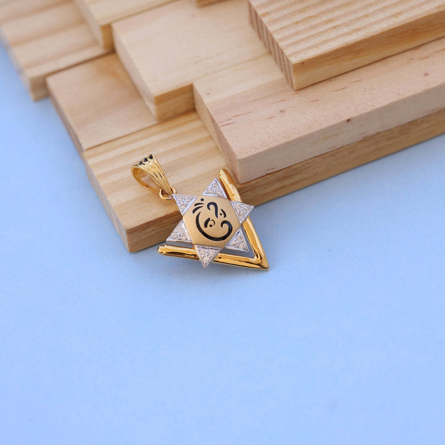 Gold-Plated Star Pendant with American Diamonds – Artistic Face Motif