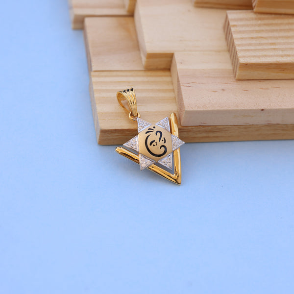 Gold-Plated Star Pendant with American Diamonds – Artistic Face Motif