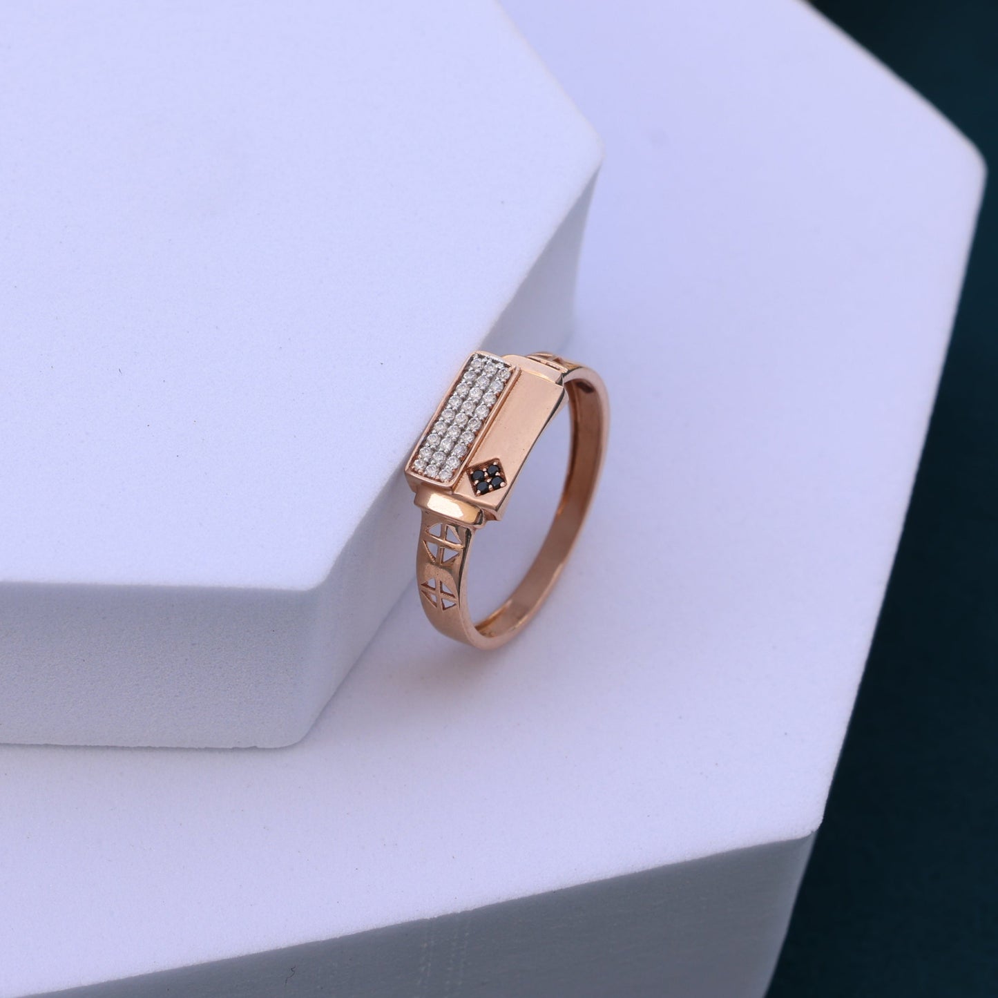 Men’s Gold Ring with Moissanite diamonds