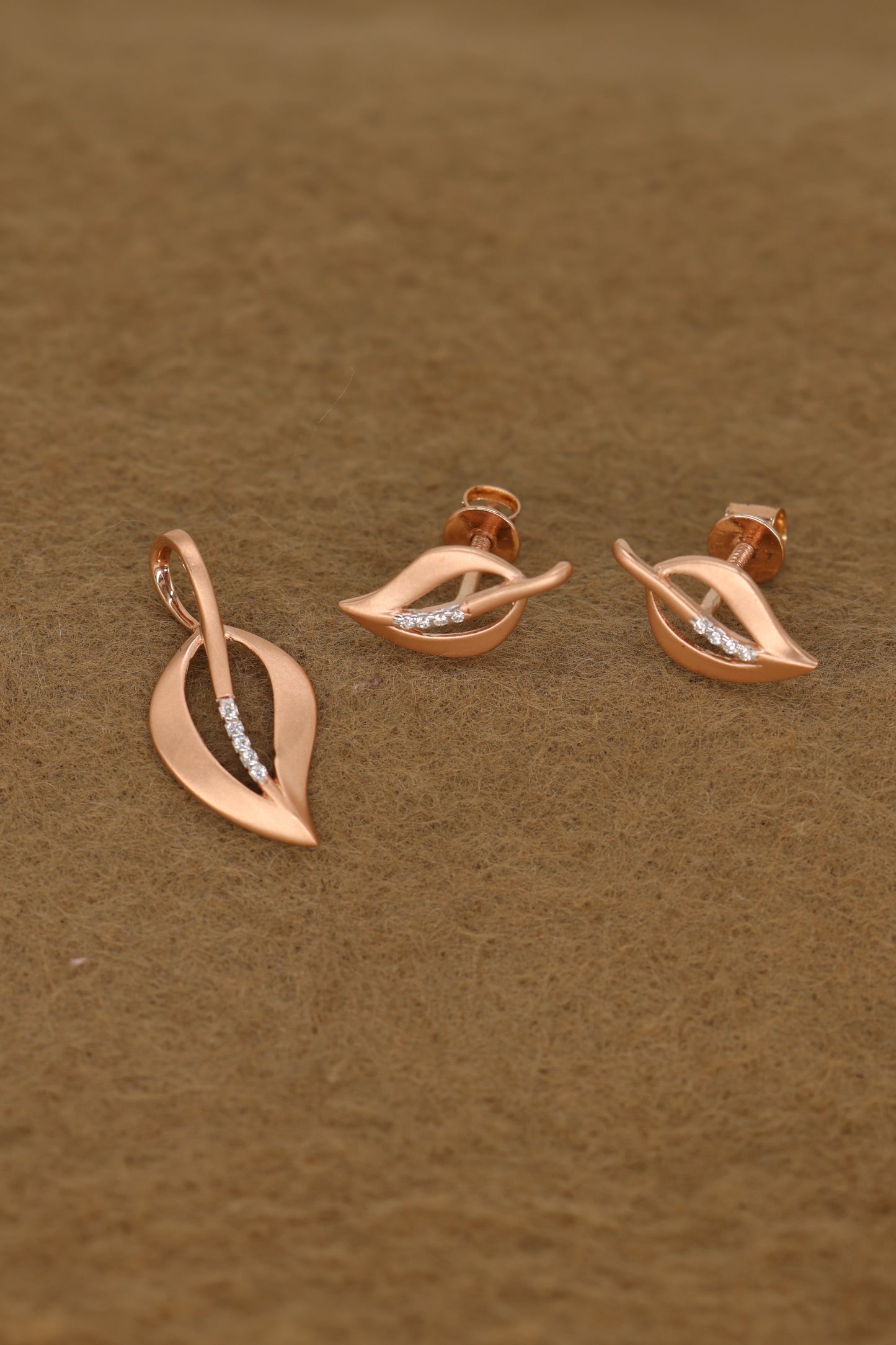 Elegant Rose Gold Leaf Design Jewelry Set with American Diamonds – Pendant and Earrings