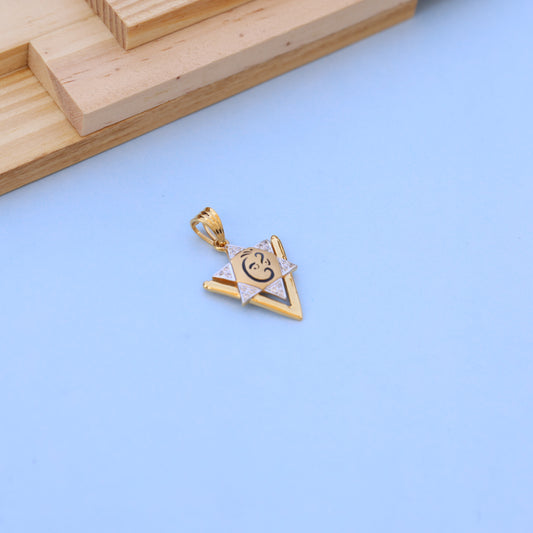 Gold-Plated Star Pendant with American Diamonds – Artistic Face Motif