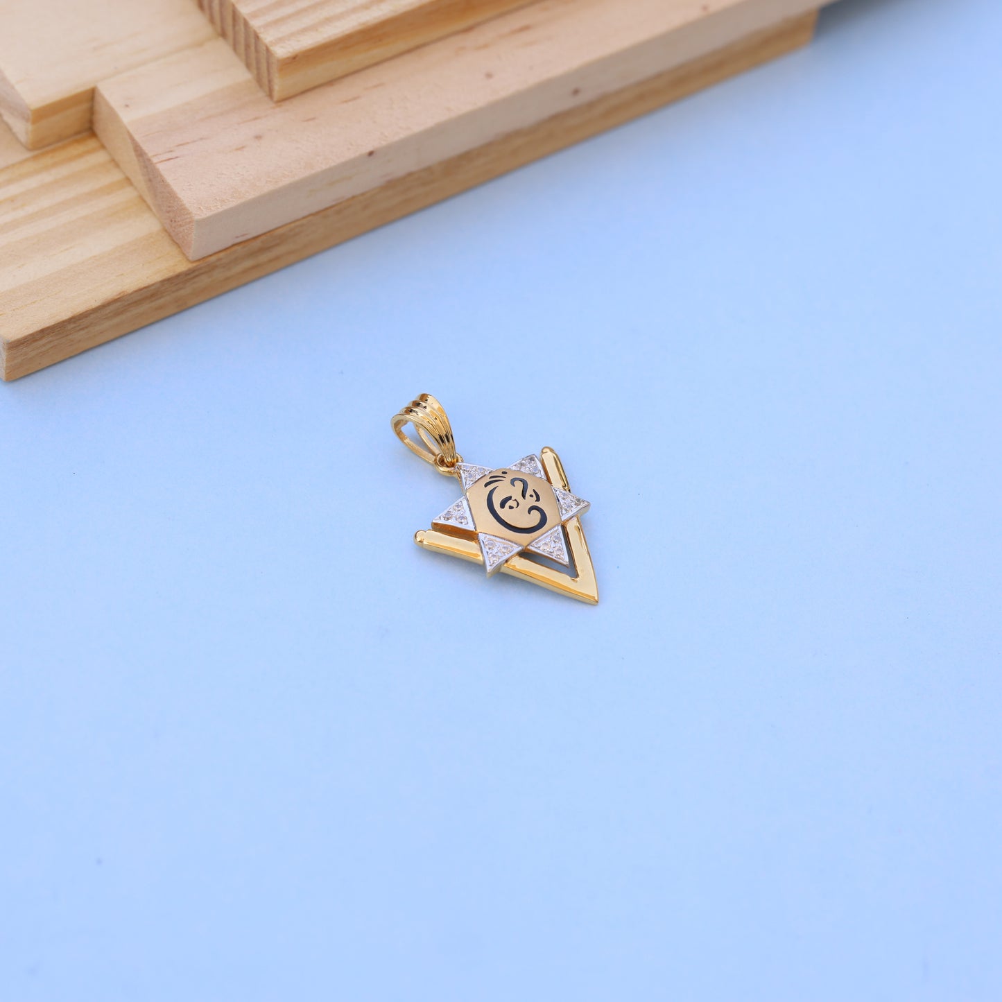 Gold-Plated Star Pendant with American Diamonds – Artistic Face Motif