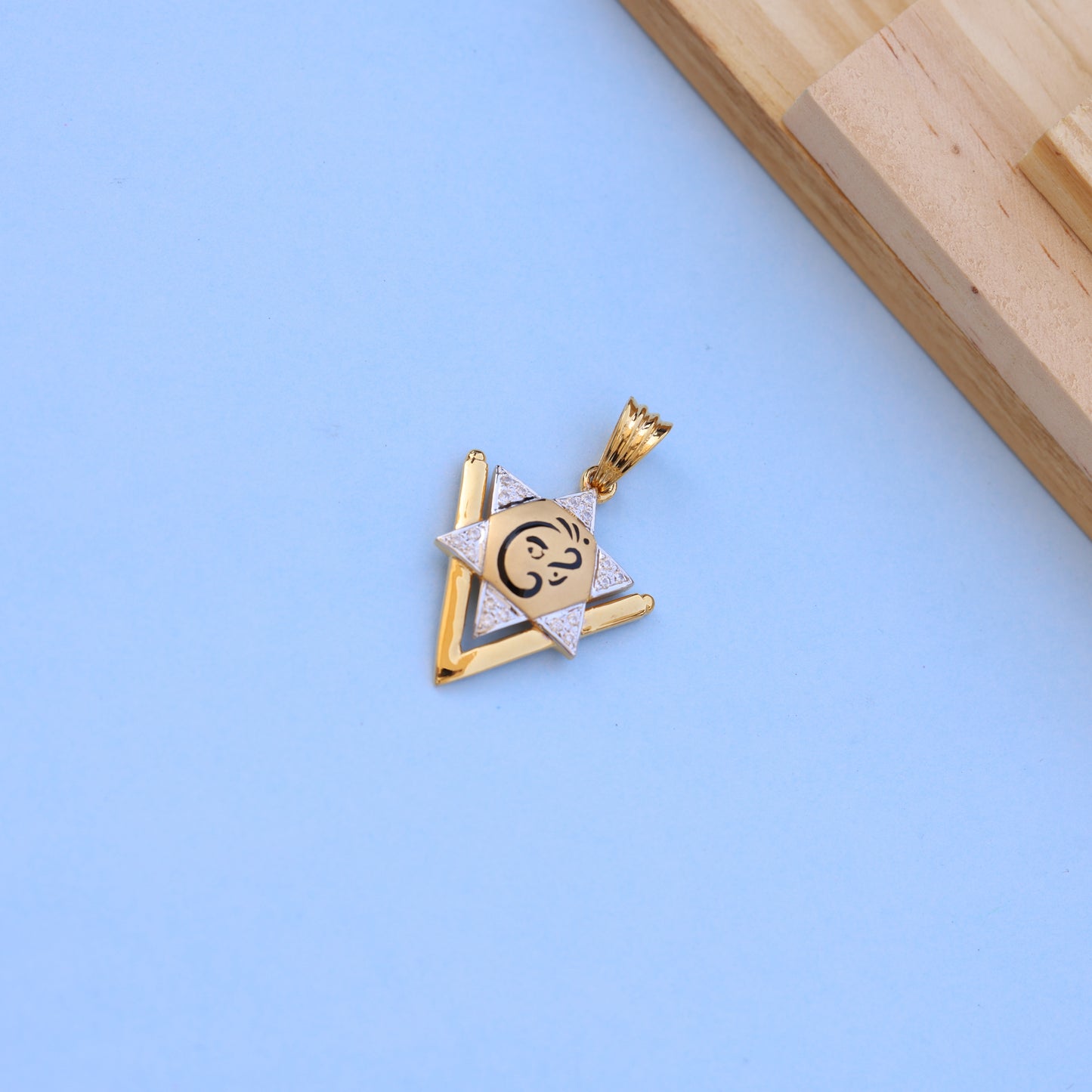 Gold-Plated Star Pendant with American Diamonds – Artistic Face Motif