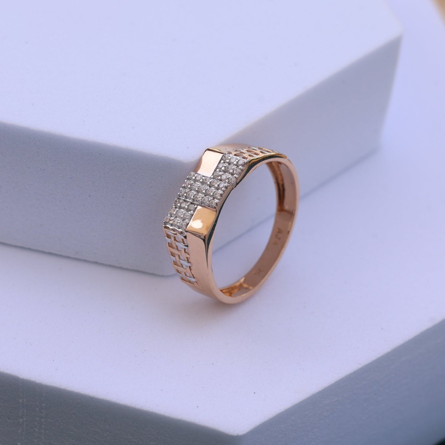 Tunning Men's Rose Gold Moissanite Ring – Elegant Link Design