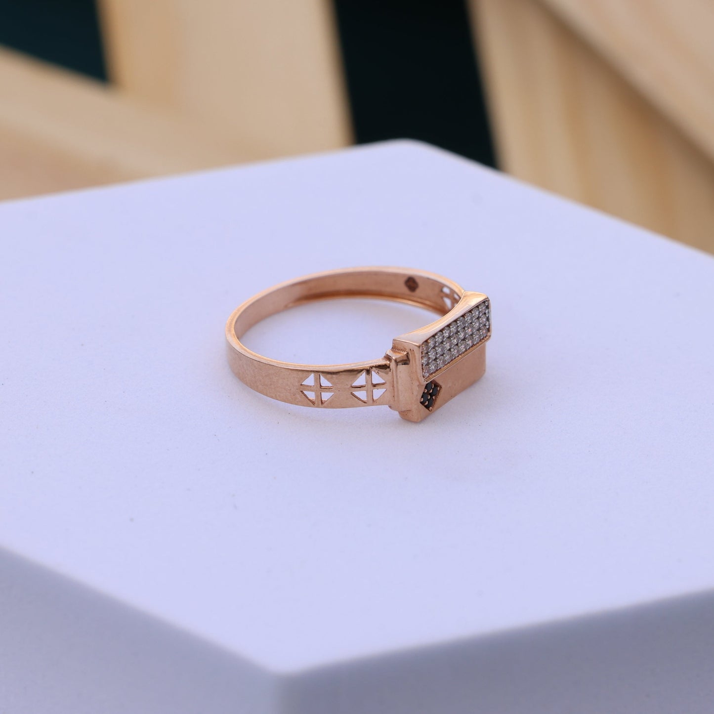 Men’s Gold Ring with Moissanite diamonds