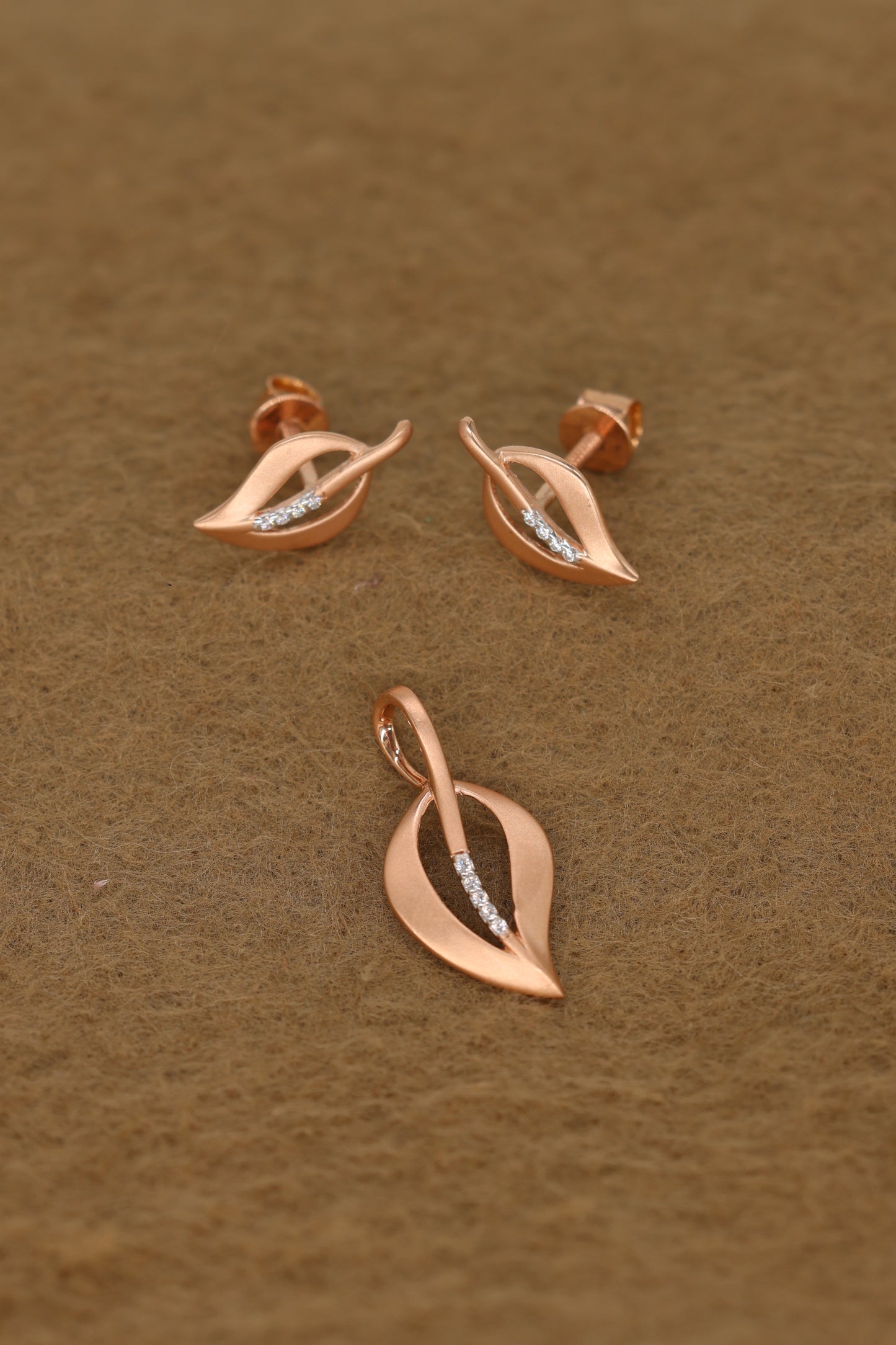Elegant Rose Gold Leaf Design Jewelry Set with American Diamonds – Pendant and Earrings