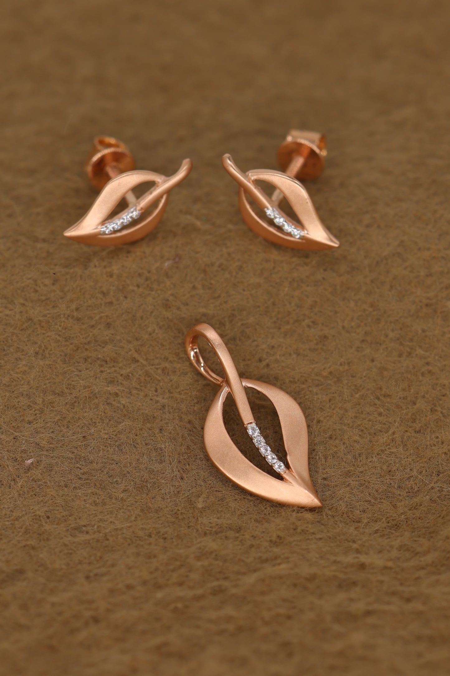 Elegant Rose Gold Leaf Design Jewelry Set with American Diamonds – Pendant and Earrings
