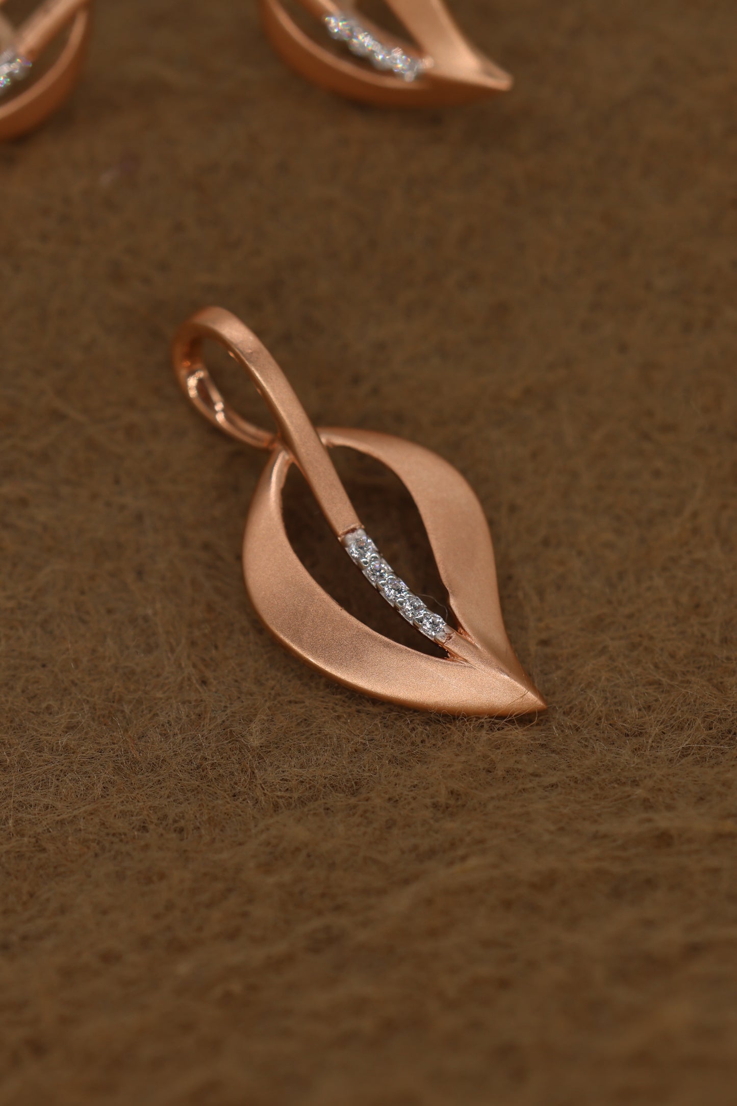 Elegant Rose Gold Leaf Design Jewelry Set with American Diamonds – Pendant and Earrings