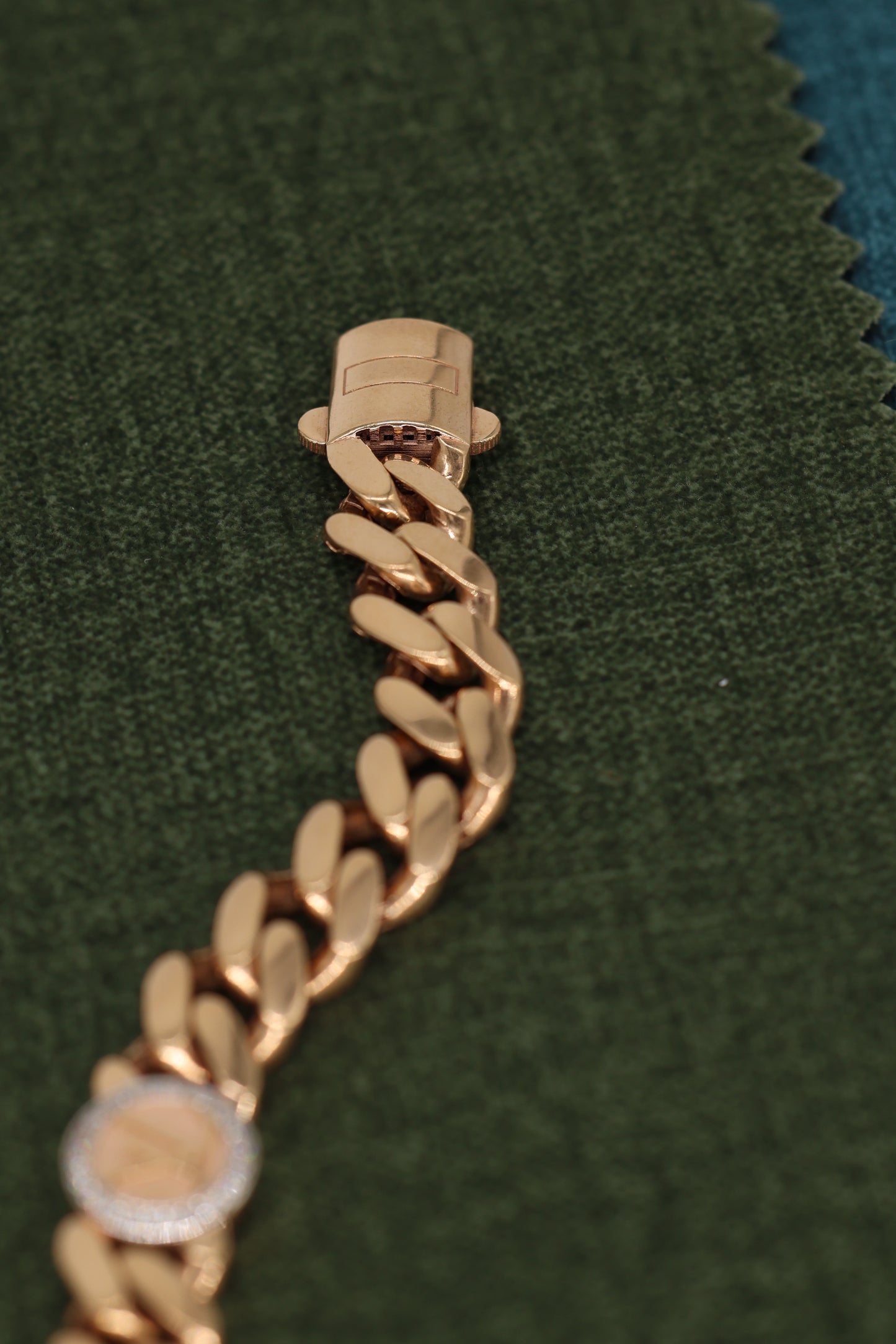 Gold Cuban Link Bracelet with Diamond-Circle Medallions & Secure Box Clasp – Luxurious Bracelate Design for Men & Women