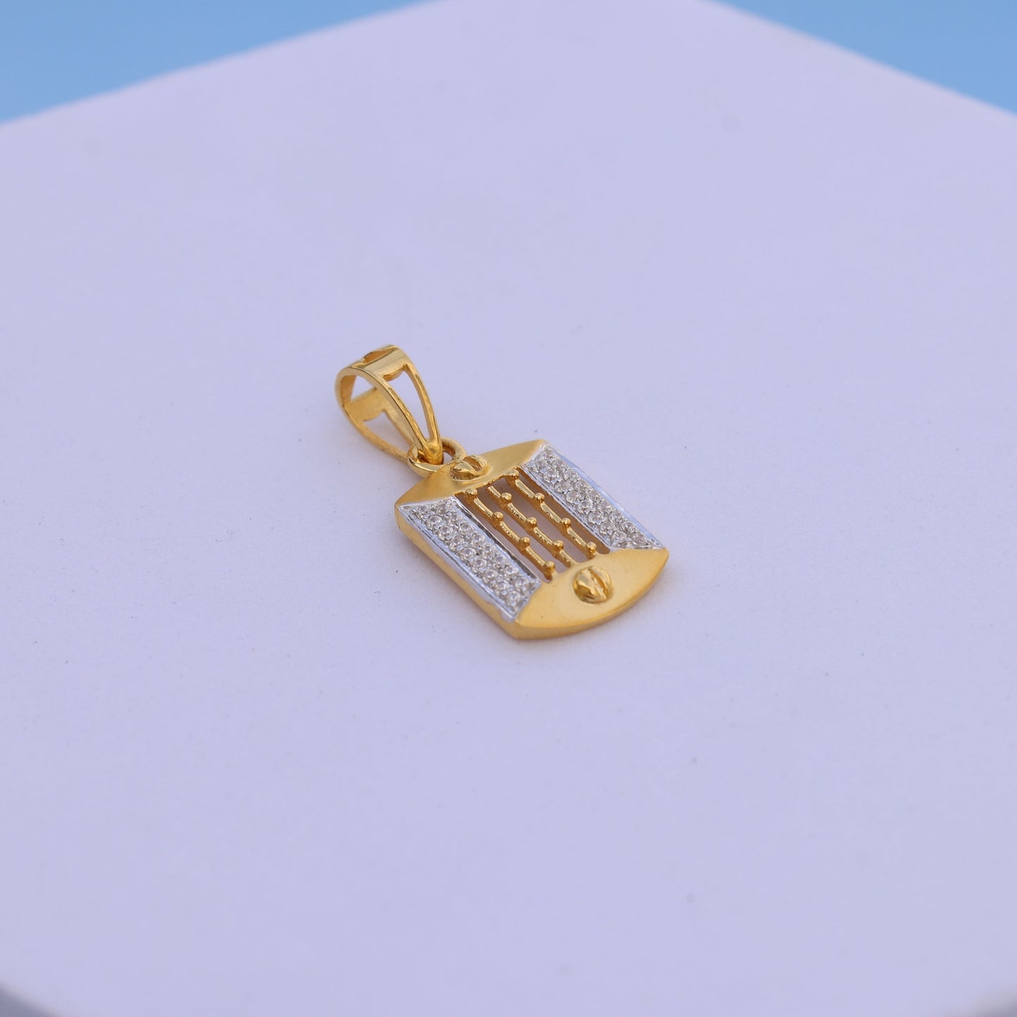 Stylish Gold Men Pendant